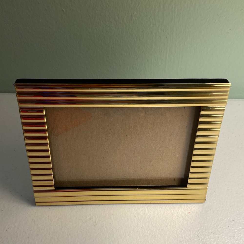 Elegant Gold Tone Ribbed Texture Picture Frame - Picture 7 of 11